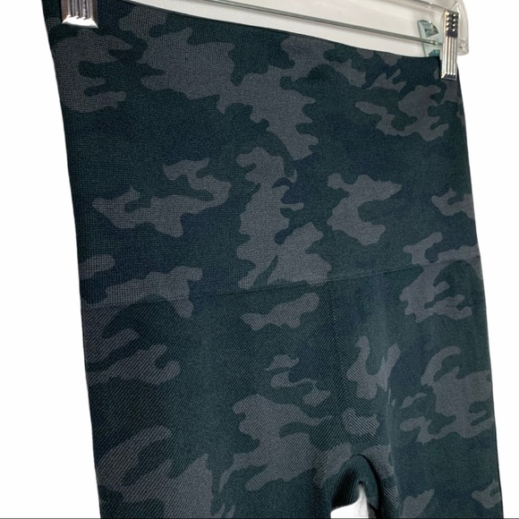 Spanx Look At Me Now Black Camo Seamless Leggings - Picture 6 of 10
